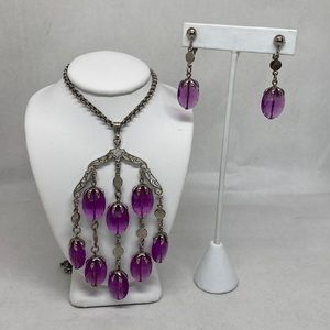 Beautiful vIntage Sarah Coventry necklace and clip on earrings